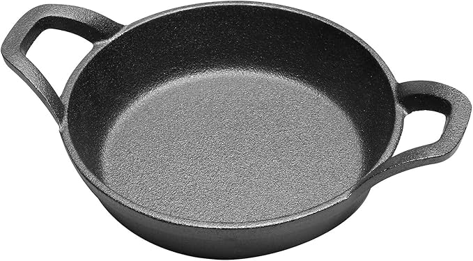 HOME DISTRICT Mini Cast Iron Skillet Set of 4 Mini Ramekins, Oven Safe, 6 Inch, 12 Oz Cast Iron Skillet Set with Wood Trivets