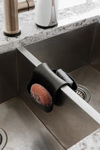 Umbra Saddle Sink Caddy – Flexible Rubber Organizer and Dish Sponge Holder for Kitchen Sink, Black