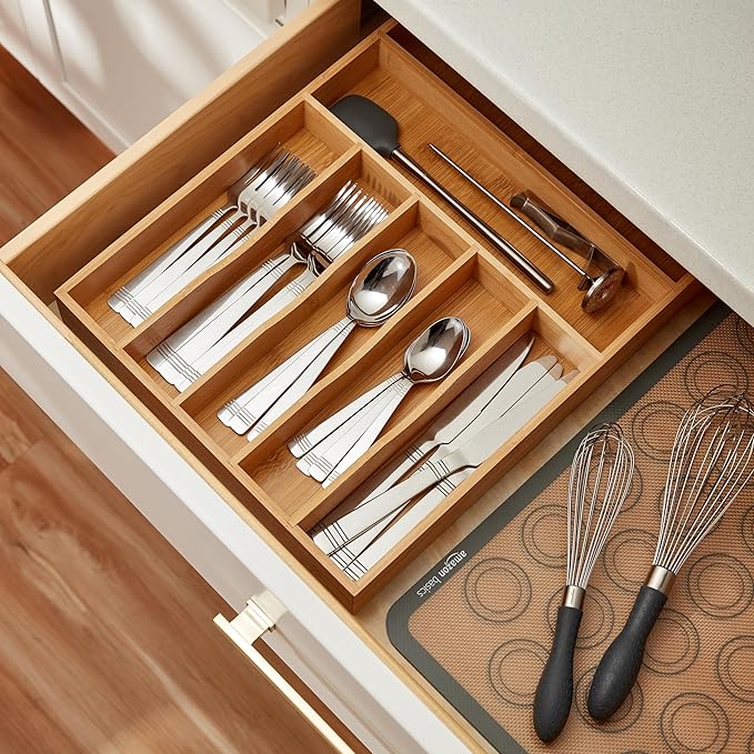 Amazon Basics Silverware, 20-Piece Stainless Steel Flatware Set, Dishwasher Safe, Service for 4, Bistro